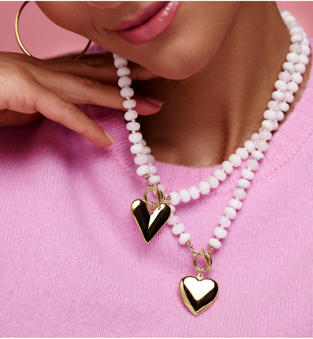 Naszyjnik z białego jadeitu i howlitu z zawieszką w kształcie serca NPA1599