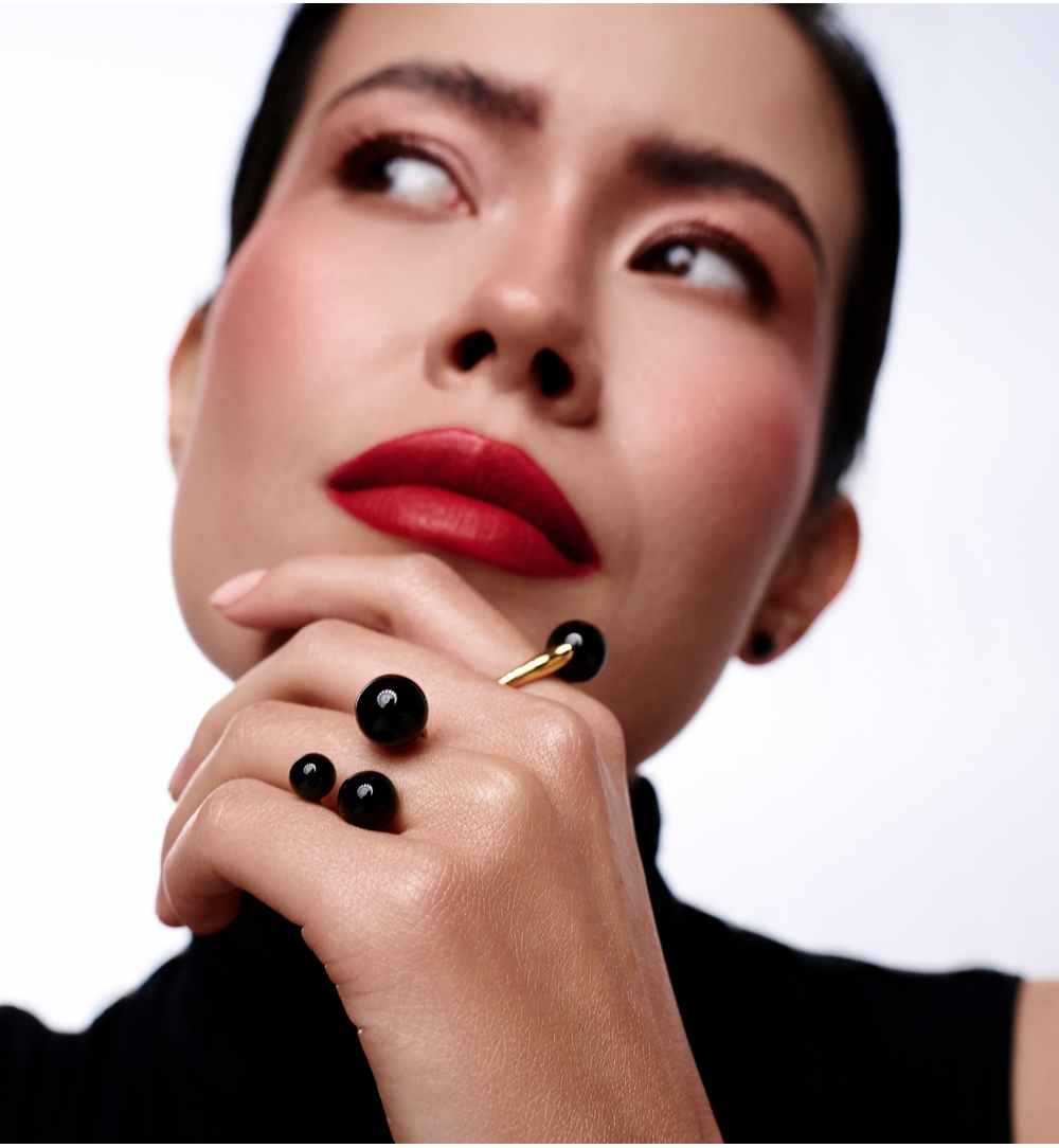 Pierścionek z czarnym agatem w złotej oprawie PSA1160