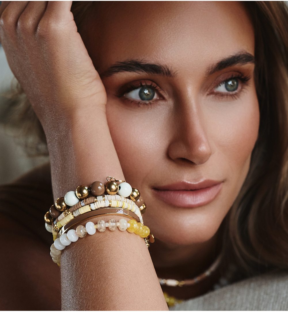 Bransoletka z kulkami w odcieniach karmelu, złota i kremu BSA0985