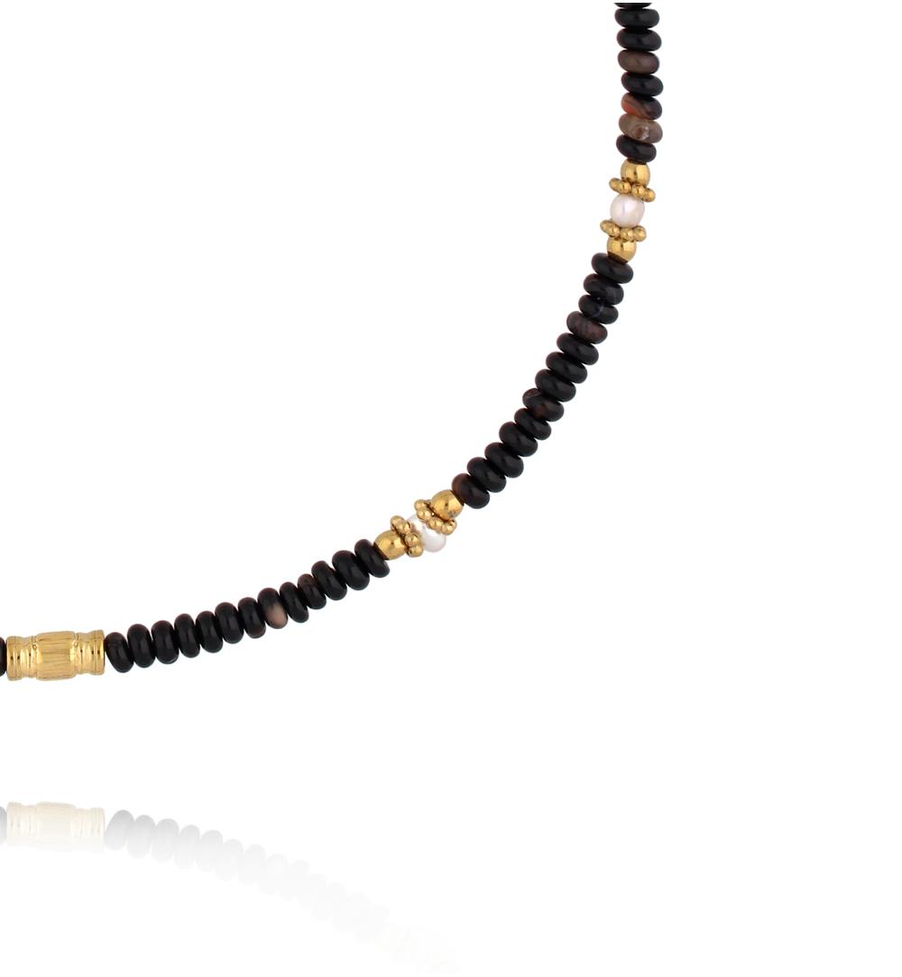 Naszyjnik z czarnego agatu i pereł słodkowodnych ze złotymi detalami NEA0080