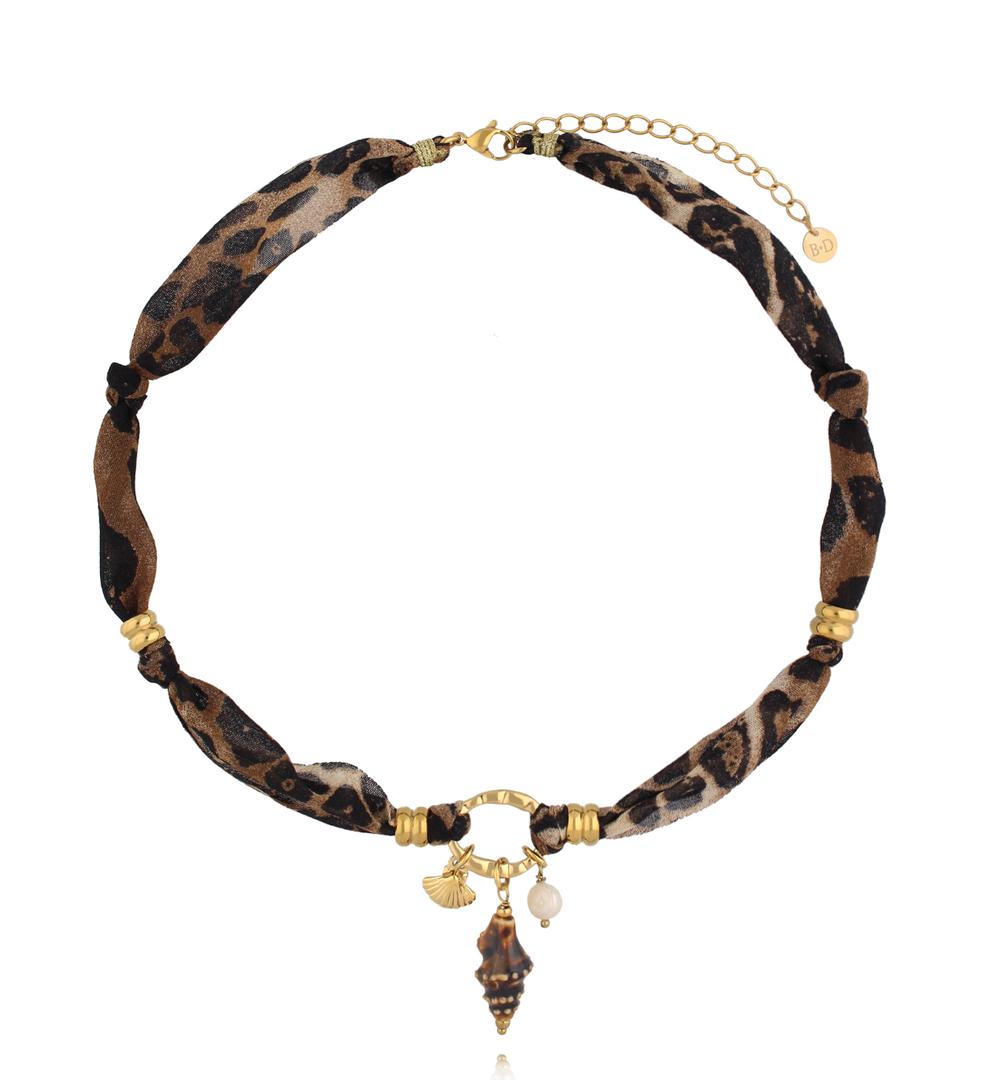 Naszyjnik z tkaniny w panterkę z zawieszką muszli NSH0130