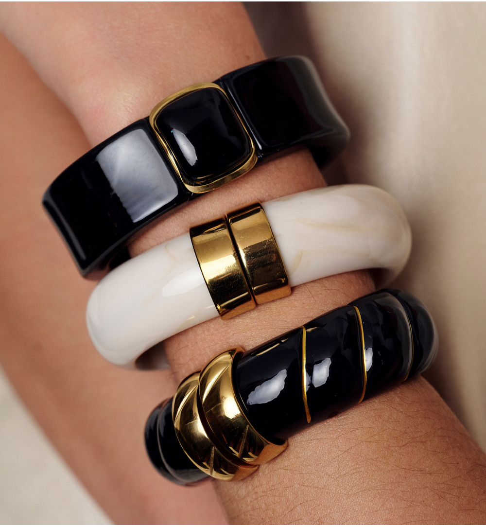 Bransoletka w odcieniu czerni ze złotym zapięciem BEU0002