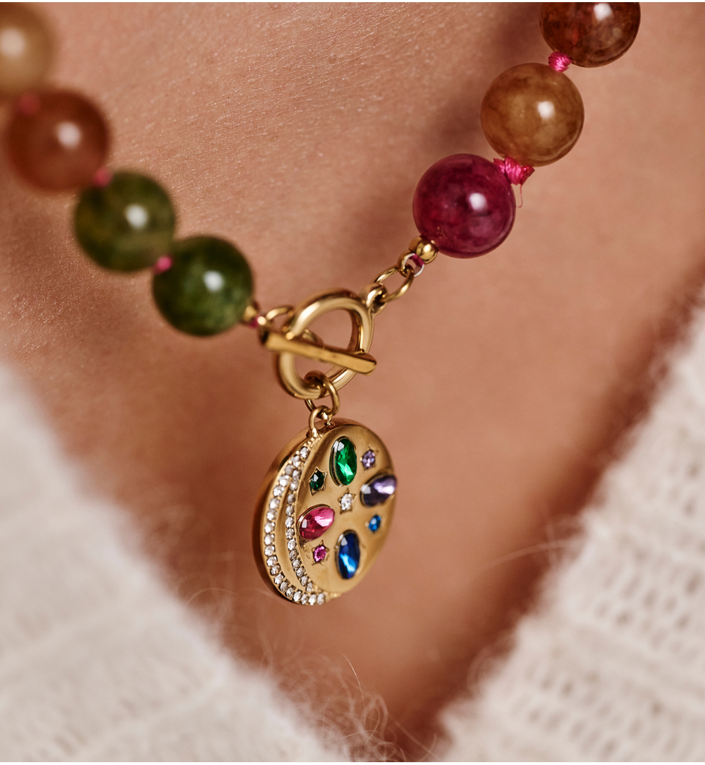 Naszyjnik z wielobarwnych kamieni z medalionem NPA1524
