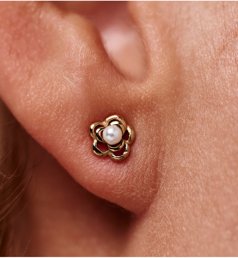 Kolczyki w kształcie kwiatka z perełką KSY0553