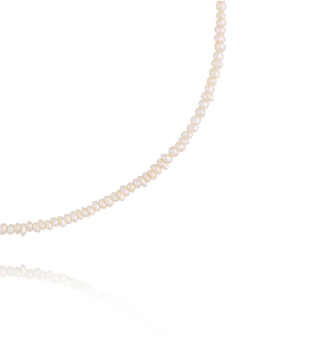 Naszyjnik z drobnych białych perełek – klasyczny choker NPE0309