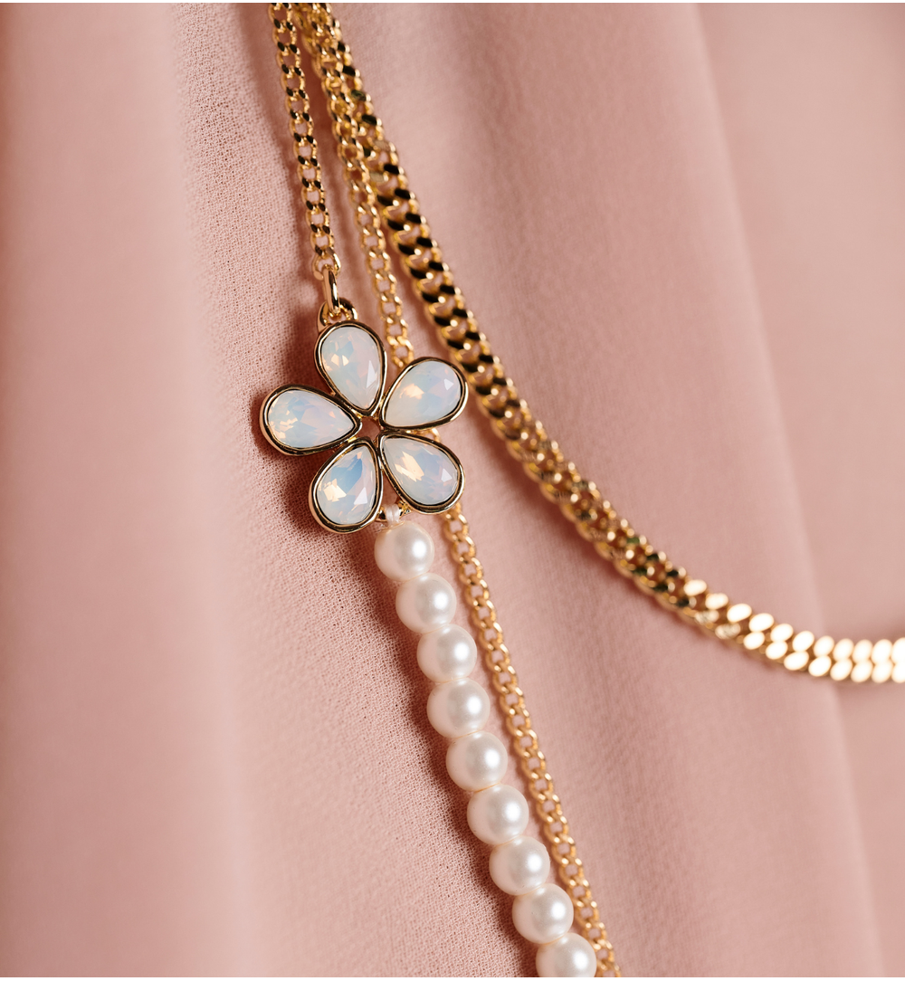 Naszyjnik kaskadowy z perełkami i złotymi łańcuszkami NS0352