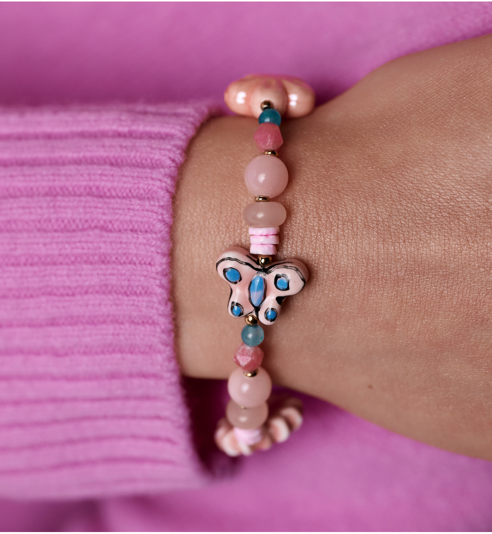 Bransoletka różowa z kwiatkami i motylkami BSH0201