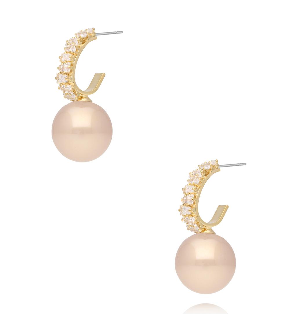 Kolczyki półokrągłe z perłą w odcieniu brzoskwini i cyrkoniami  złote KLU0206