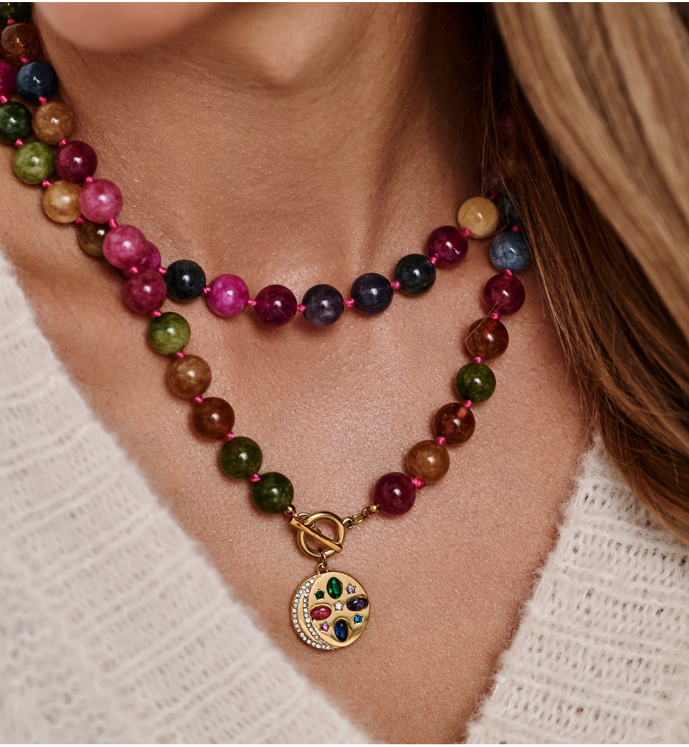 Naszyjnik z wielobarwnych kamieni z medalionem NPA1524