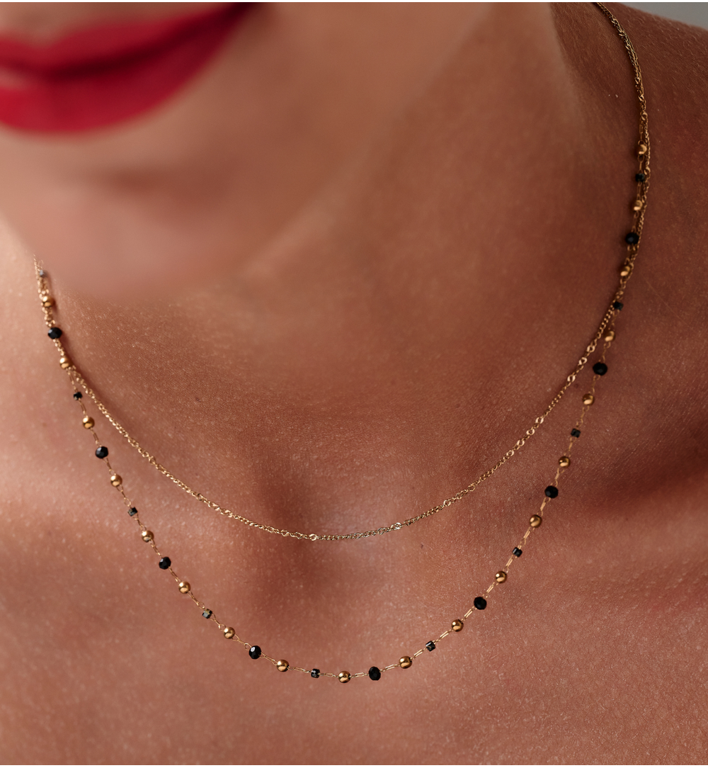 Naszyjnik  z czarnymi agatami i drobnymi koralikami NEA0091