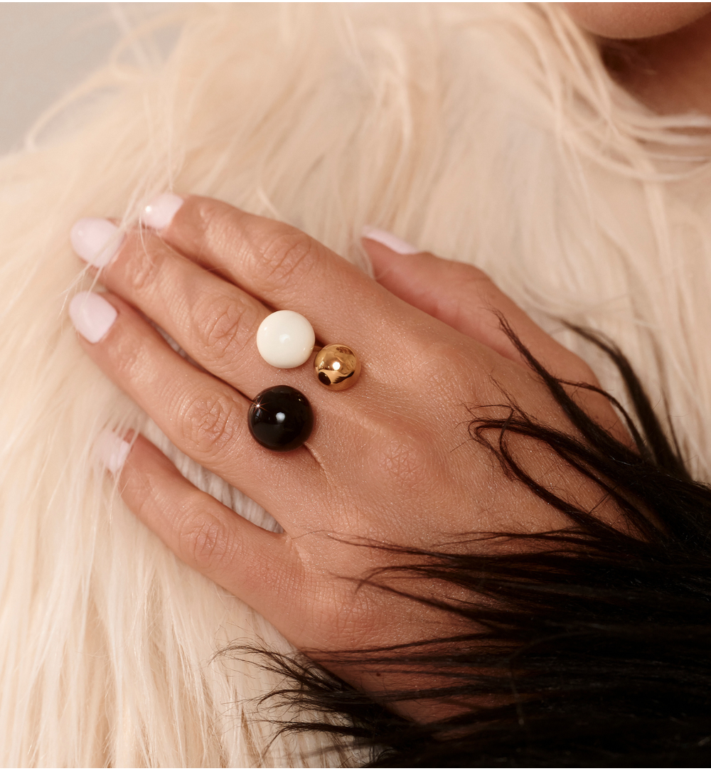 Pierścionek z kulkami w odcieniach białego i czarnego PSA1109