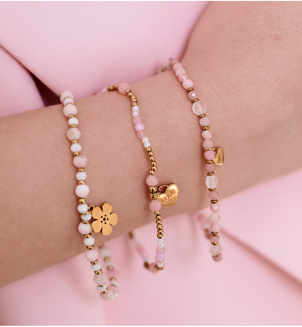 Bransoletka z różowego opalu z zawieszką kwiatka BTW3702