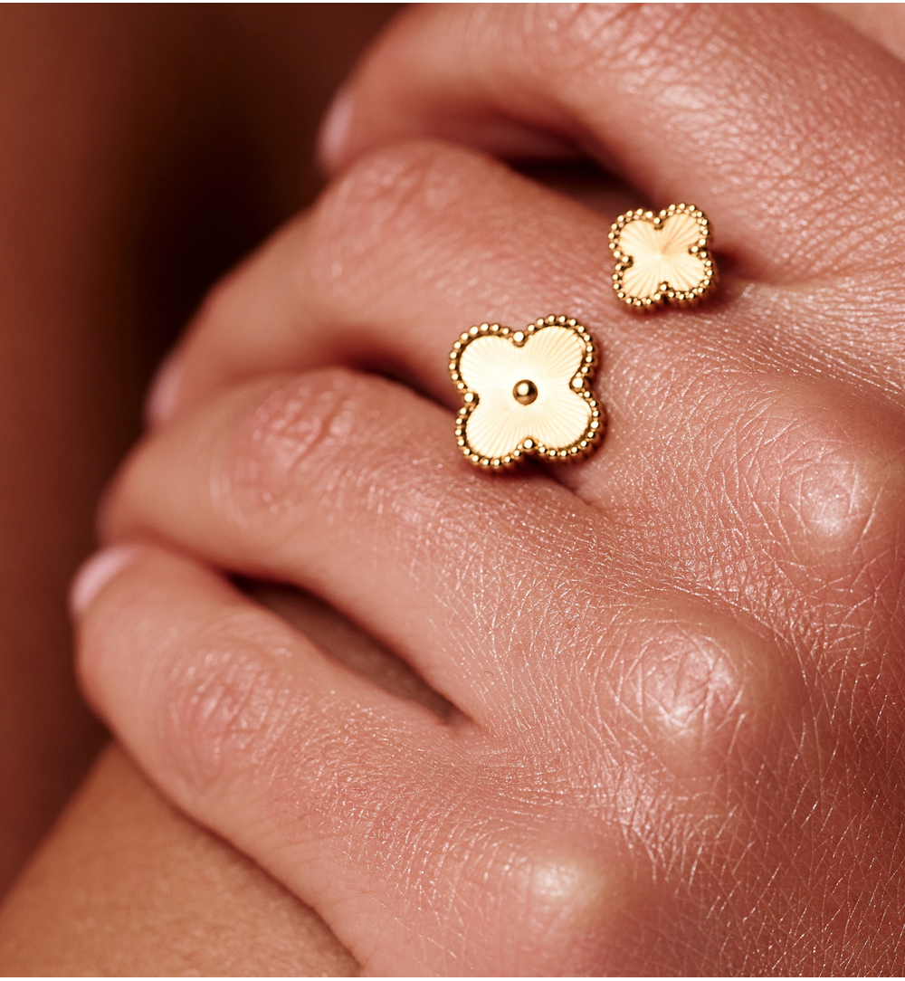 Pierścionek otwarty w złotym wykończeniu z motywem koniczynki PSY0243