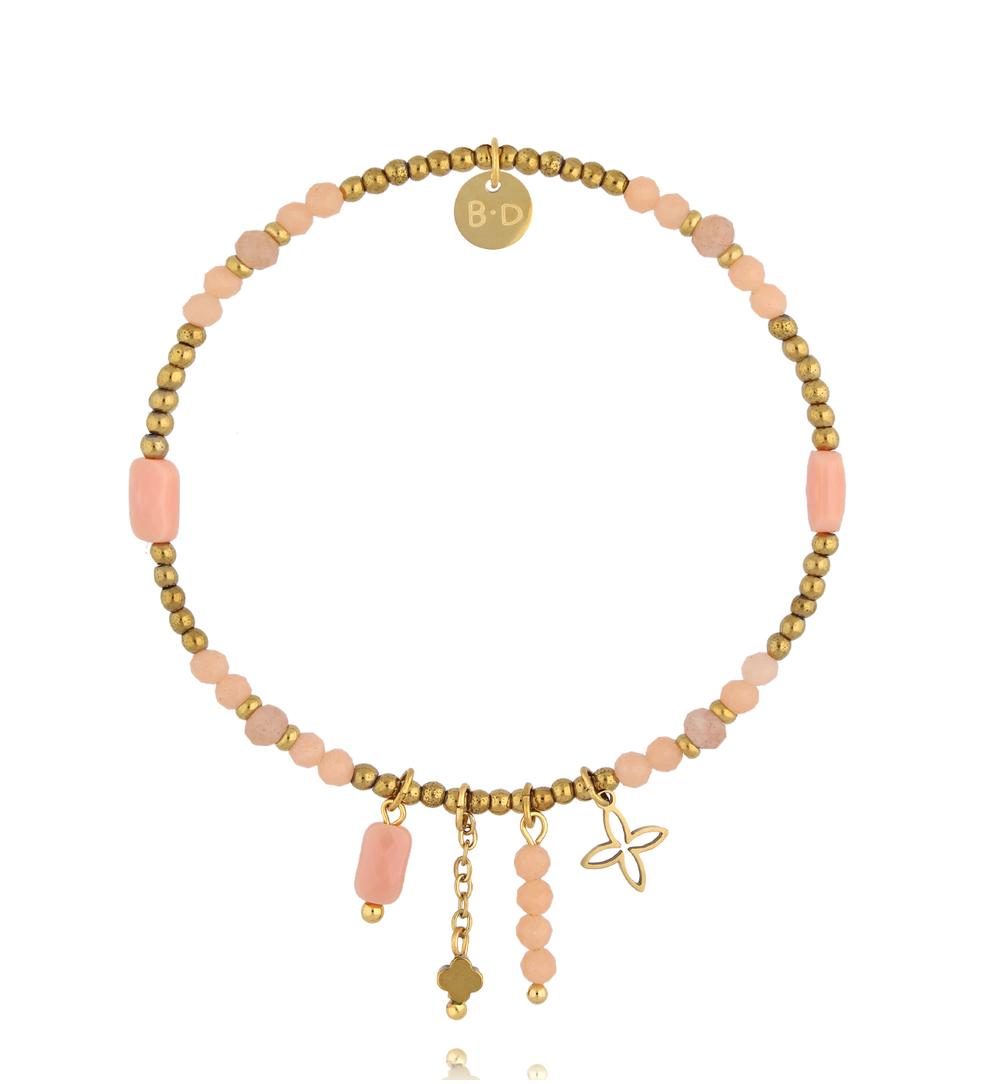 Bransoletka z kamieni w odcieniu pudrowego różu z zawieszkami BTW3572