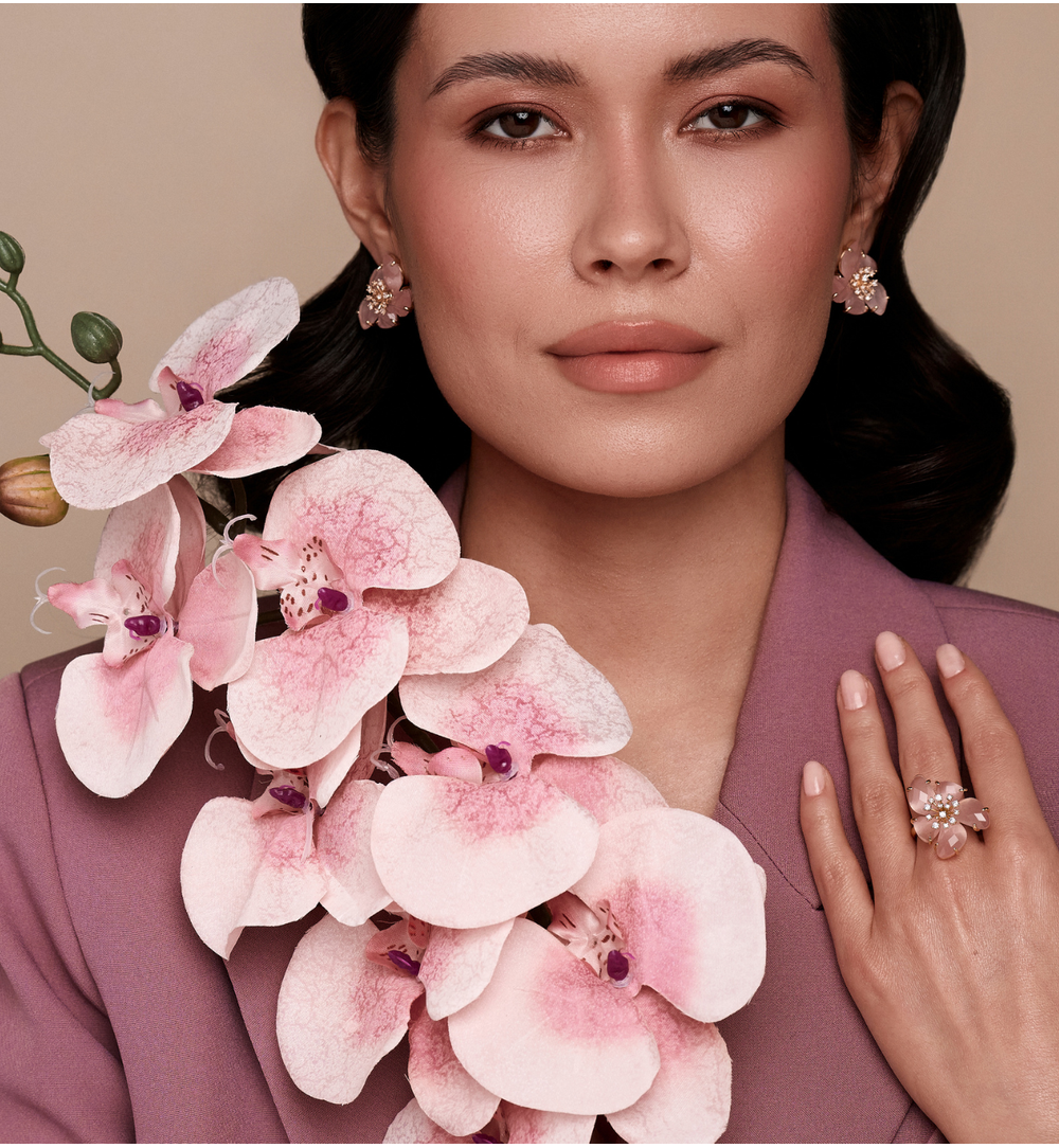 Kolczyki w kształcie kwiatów z różowymi płatkami KSS2048