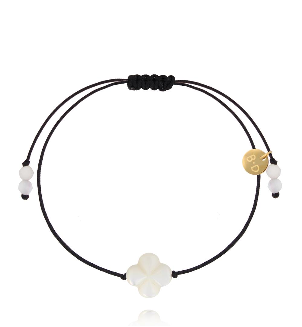 Bransoletka na czarnym sznurku z perłową koniczynką BMT0351
