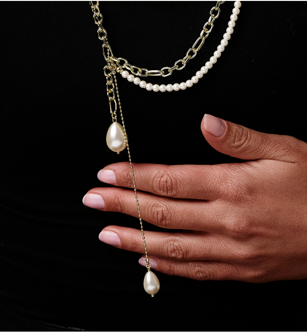 Naszyjnik z pereł i złoconego łańcucha z asymetrycznym detalem NPE0390