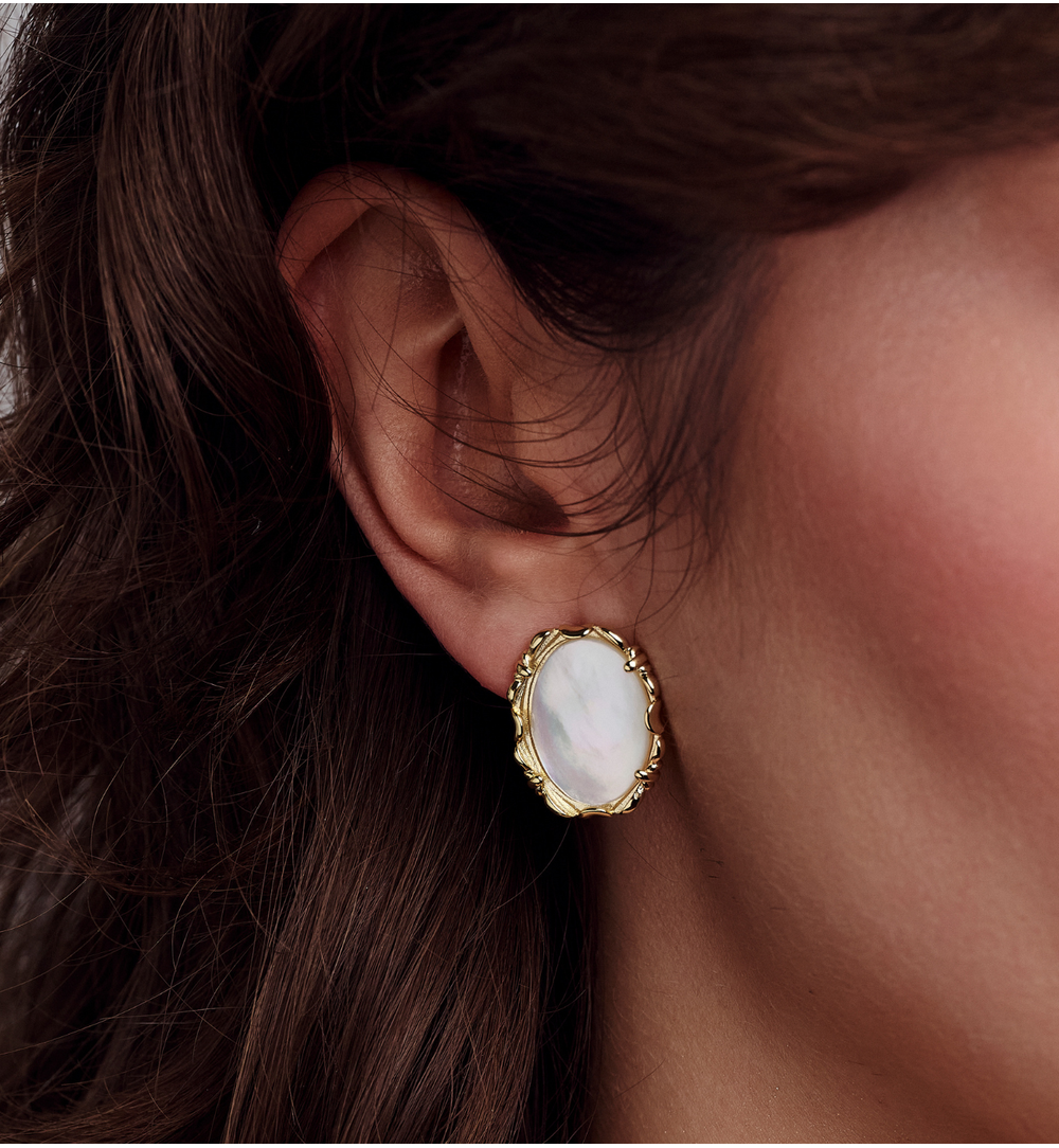 Kolczyki z masą perłową w złotej ozdobnej oprawie KSS2222