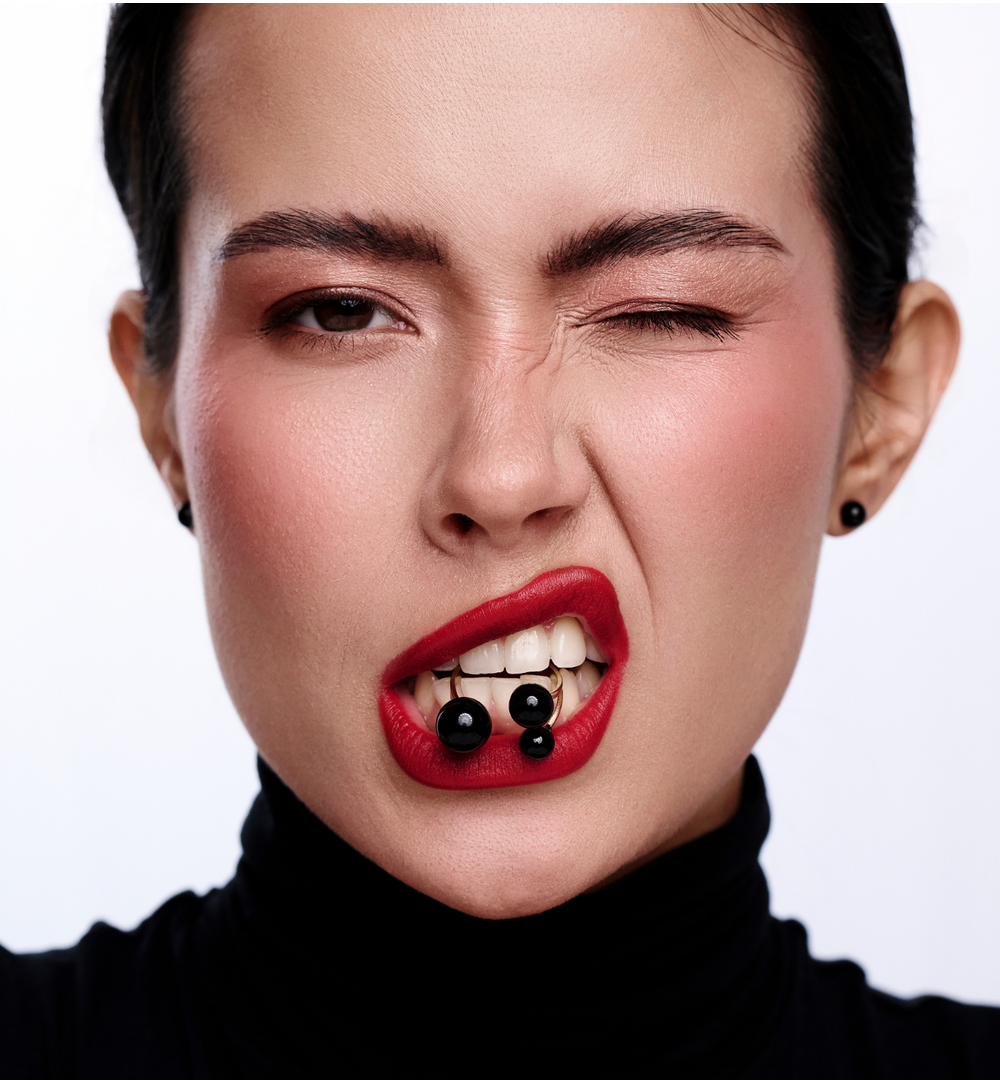 Pierścionek z trzema kulami z czarną emalią PSA1180