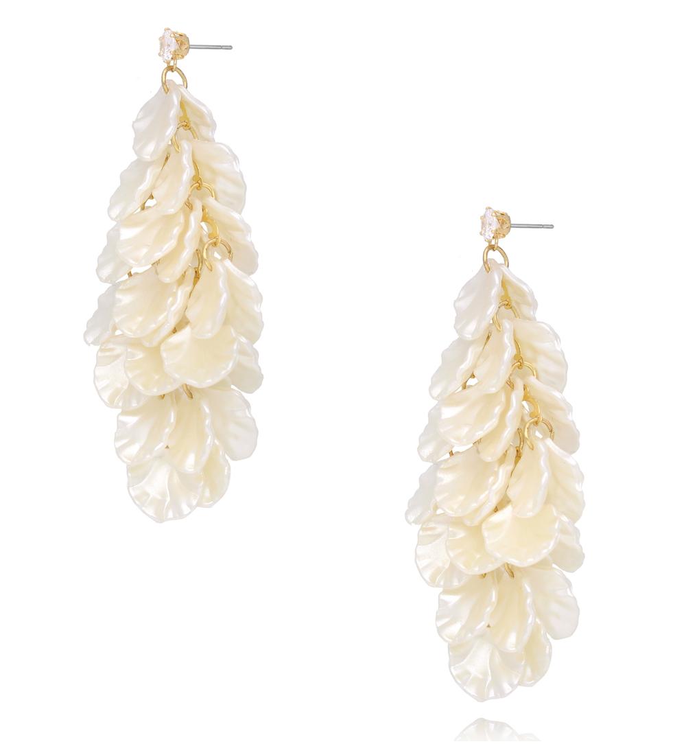 Kolczyki wiszące z płatkami w kolorze perłowym KLU0208