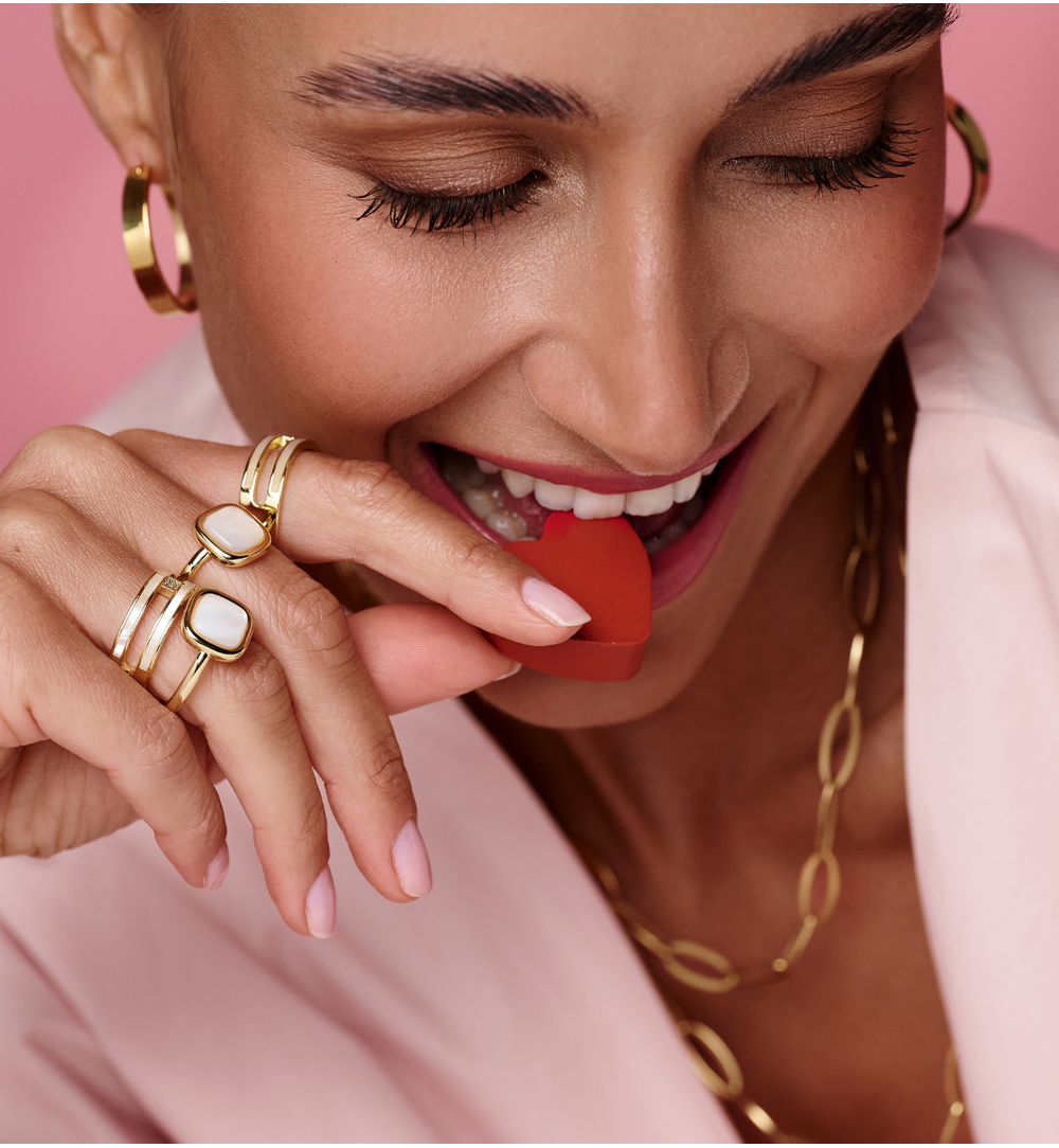 Pierścionek złoty z masą perłową i kryształkiem PSS0232