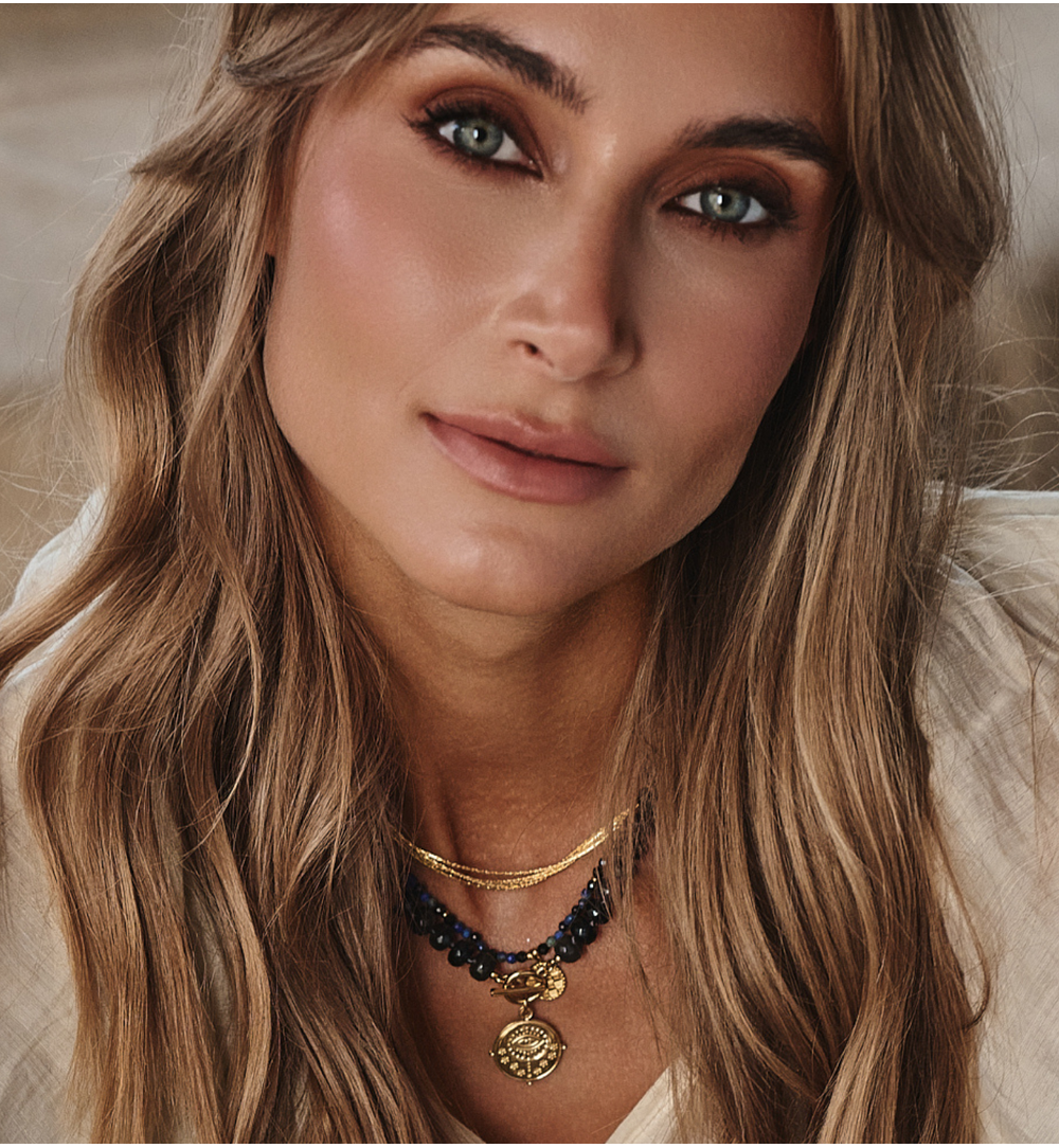 Naszyjnik z granatowymi kamieniami i monetą NPA1509