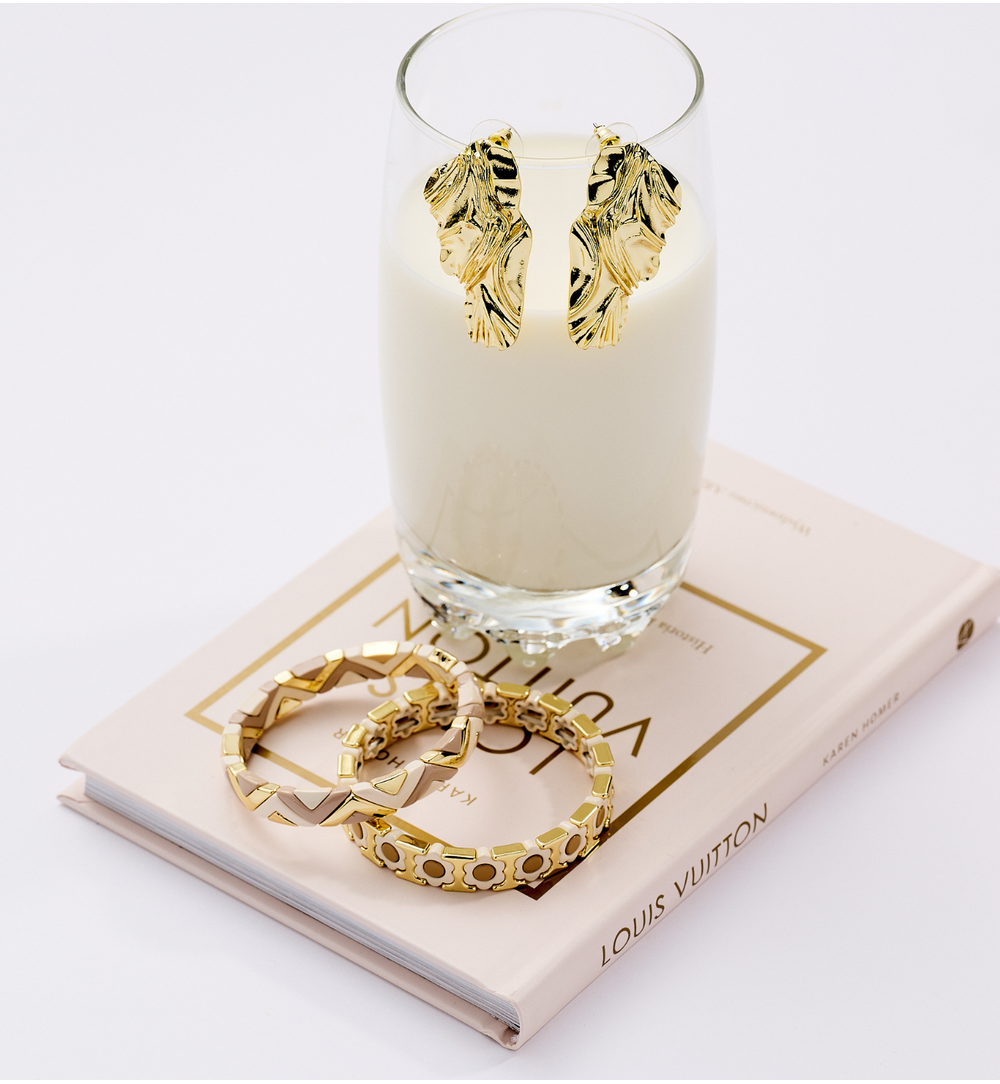 Bransoletka z motywem kwiatków w beżu i złocie BCR0012