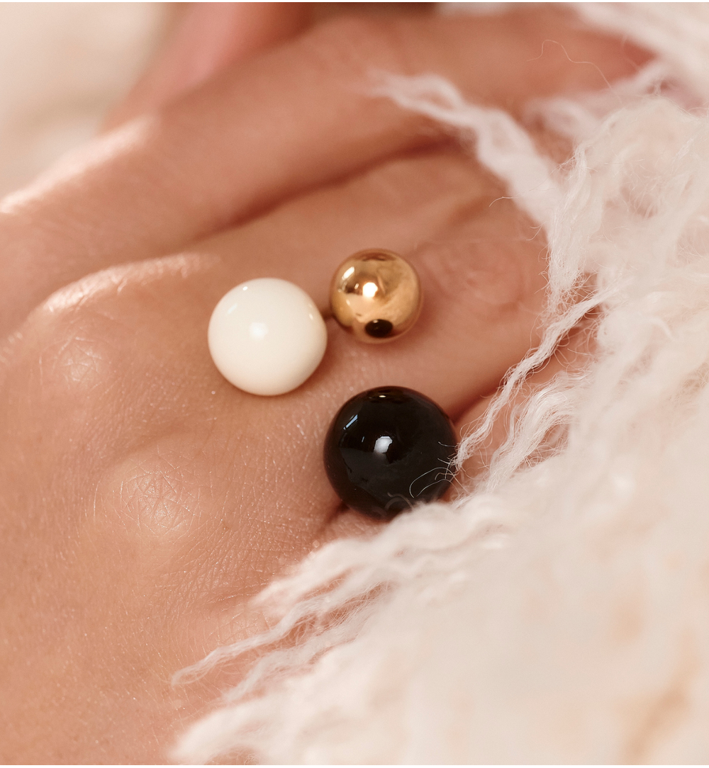 Pierścionek z kulkami w odcieniach białego i czarnego PSA1109