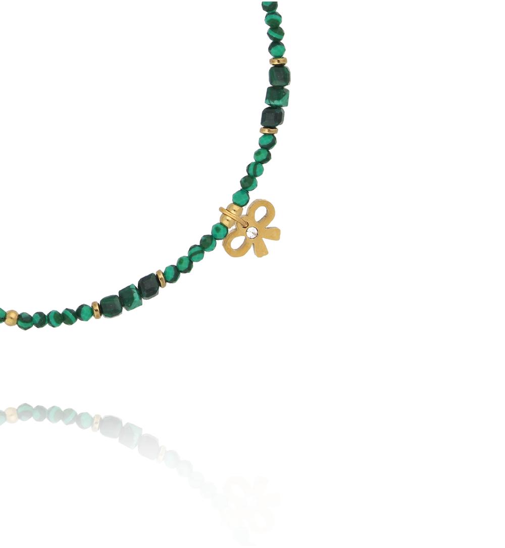 Bransoletka z malachitu z zawieszką kokardki BTW3560