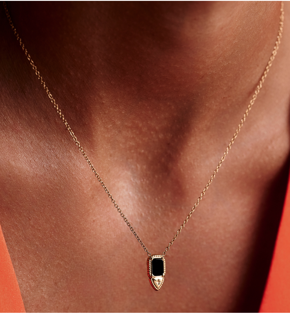 Naszyjnik z czarną zawieszką w złotej oprawie NEA0104