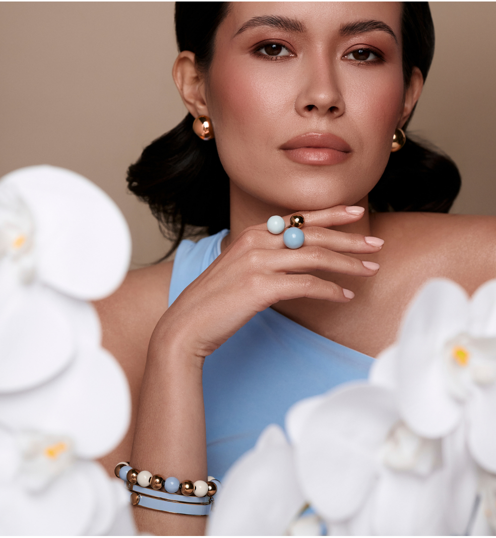 Bransoletka obręcz z  błękitną emalią BSA0971