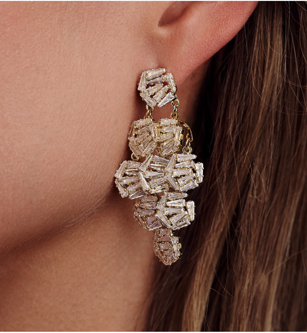 Kolczyki z geometryczną kompozycją kryształów w złotym odcieniu KLU0190