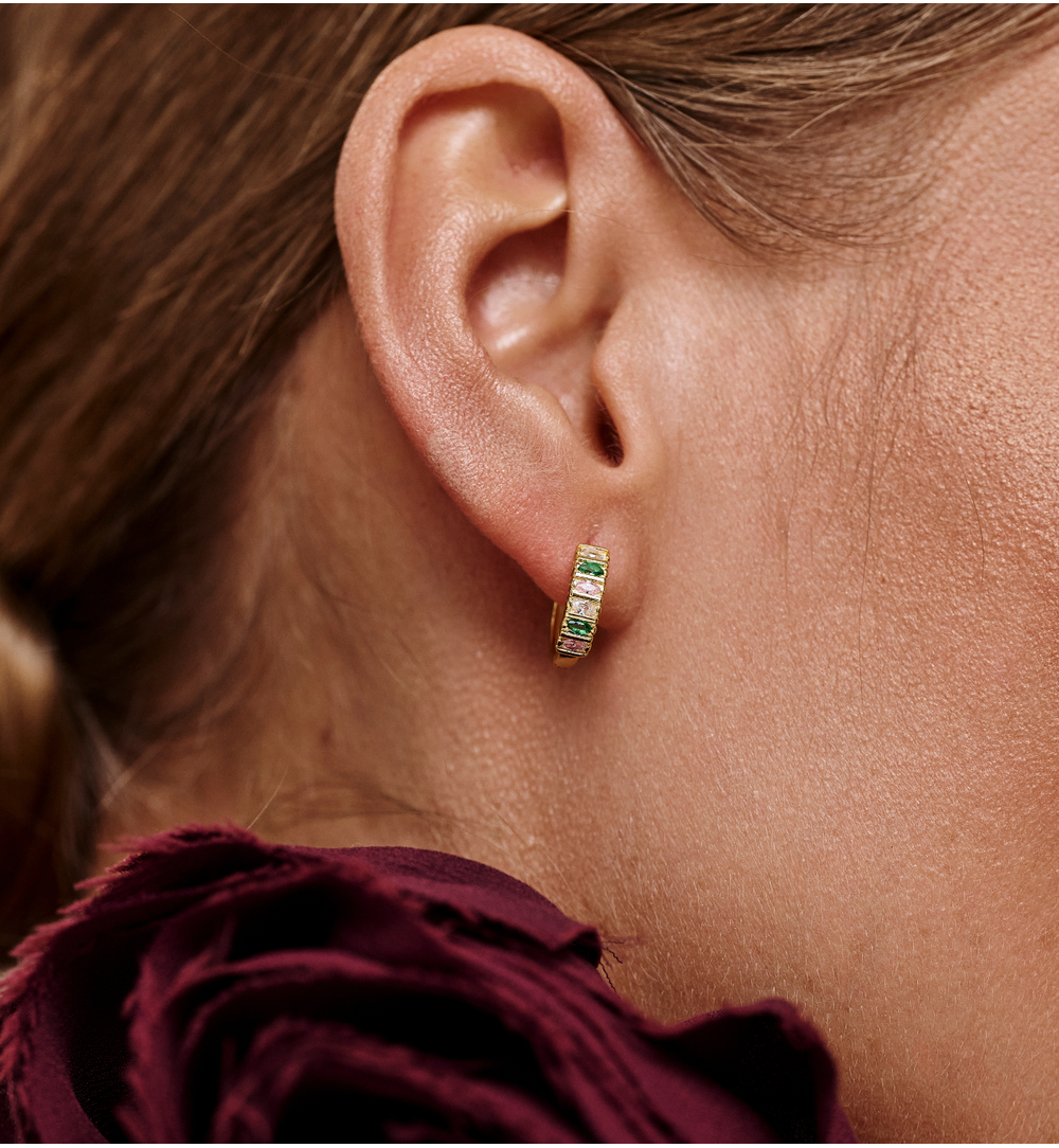 Kolczyki mini złote koła z cyrkoniami w odcieniach zieleni KSS2192