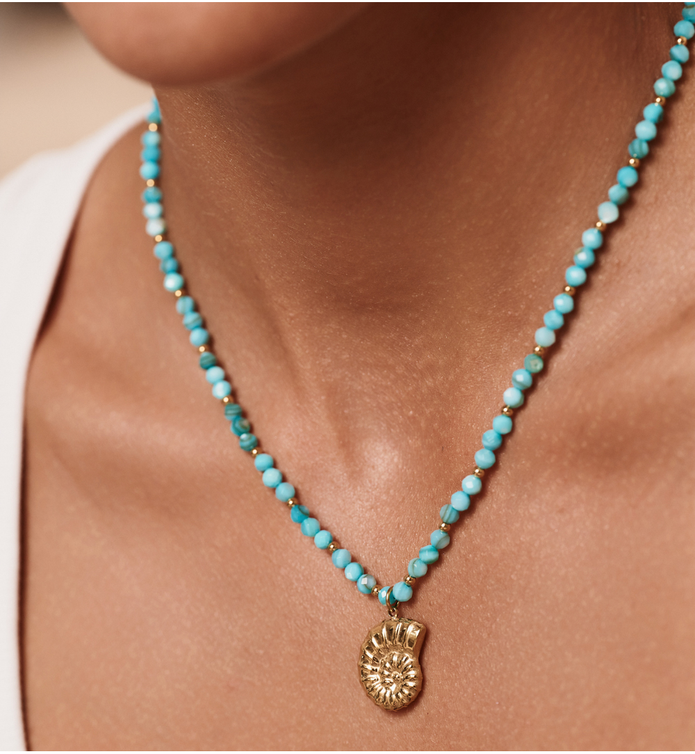 Naszyjnik turkusowy z zawieszką złotą muszlą NTW1525