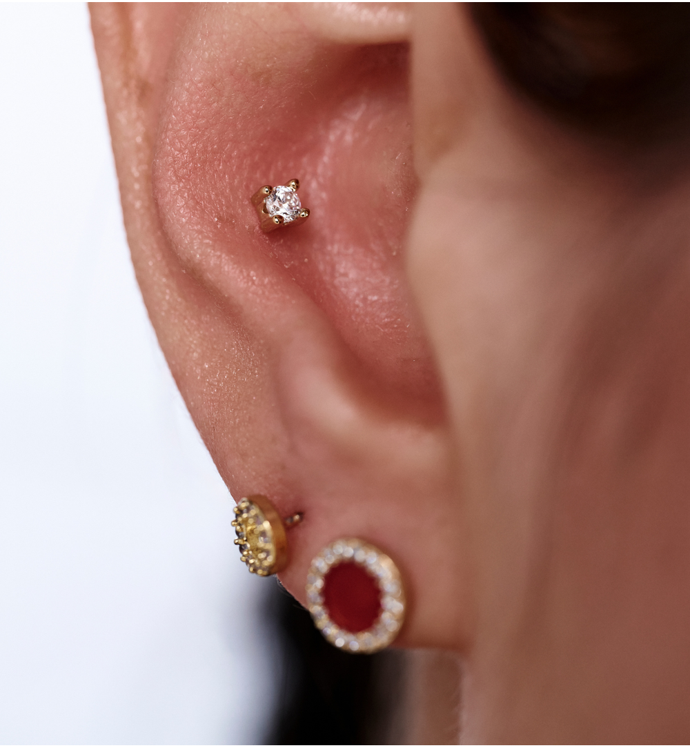 Zestaw złoconych kolczyków z cyrkoniami i czerwonym akcentem KMB0033