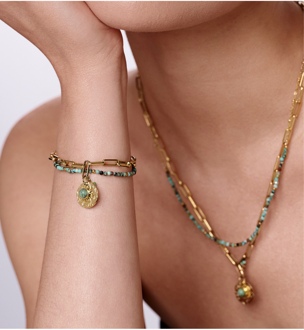 Bransoletka z afrykańskim turkusem i pozłacaną zawieszką BPA0574