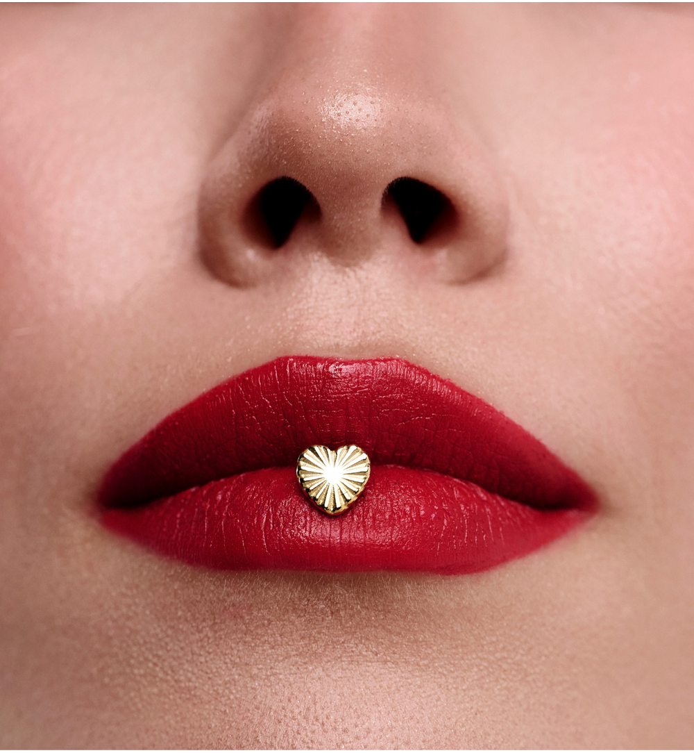 Kolczyki sztyfty złocone w kształcie serca z grawerowanym wzorem KSY0556