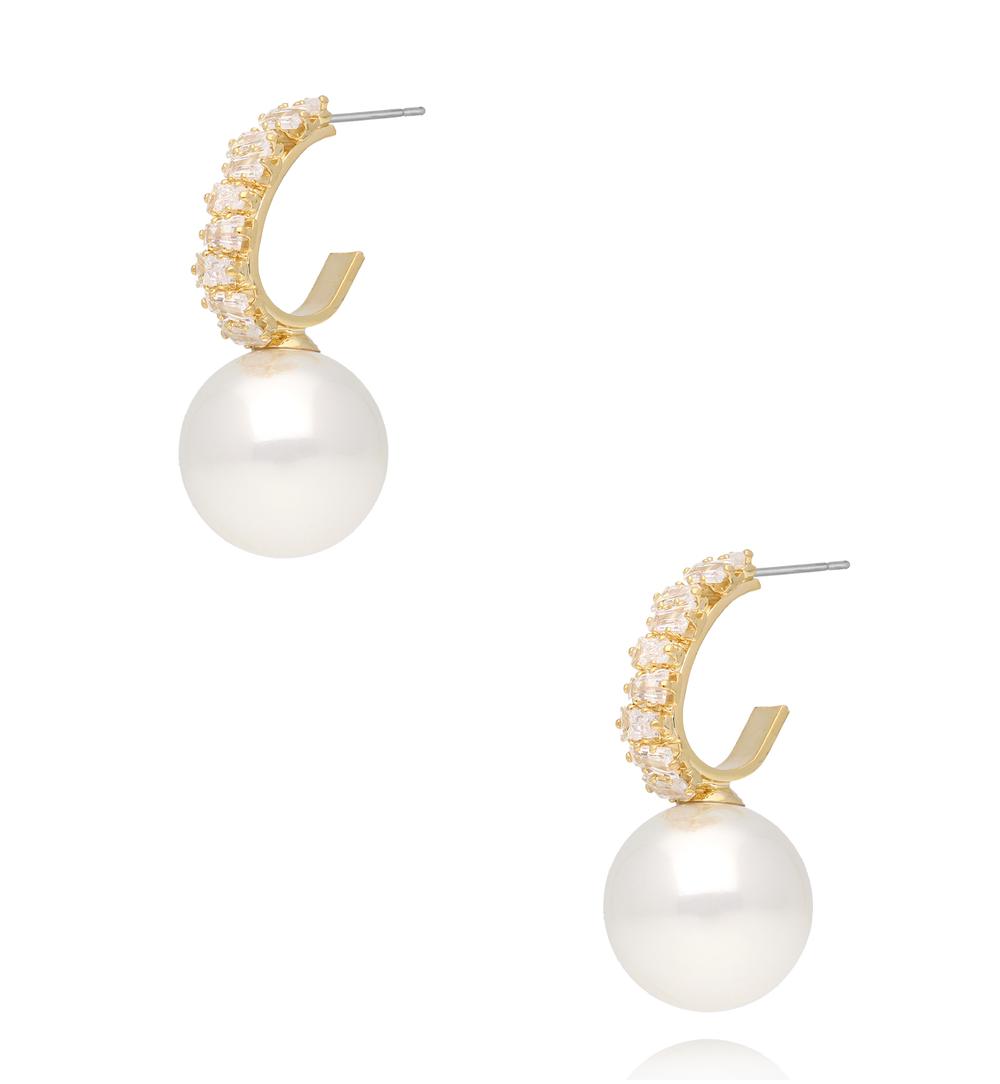 Kolczyki półokrągłe z białą perłą i cyrkoniami  złote KLU0207