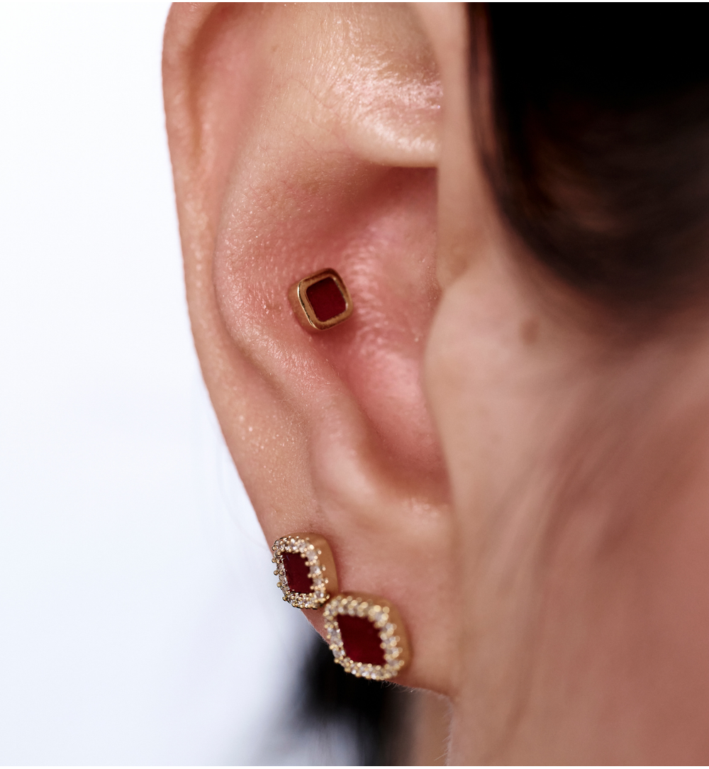 Zestaw złoconych kolczyków z bordowym detalem i cyrkoniami KMB0032