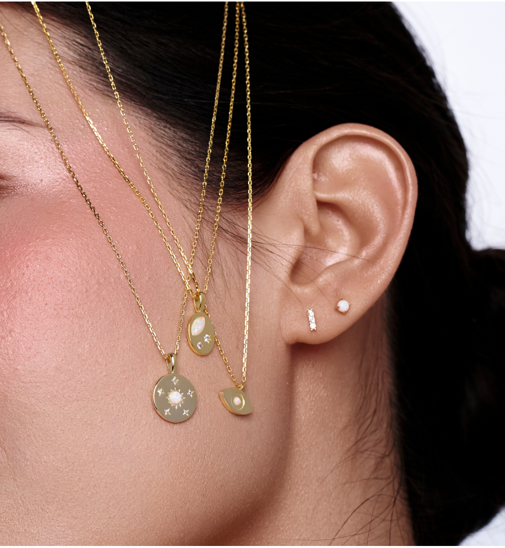 Naszyjnik z okrągłą zawieszką z opalem i motywem słońca NCA0096