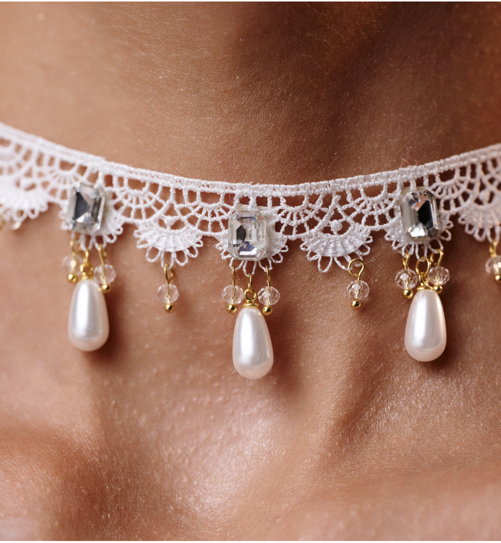 Choker koronkowy z perełkami i złotymi detalami NLU0046