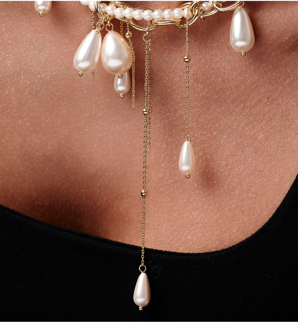 Naszyjnik z pereł i złoconego łańcucha z kaskadą wiszących detali NPE0389