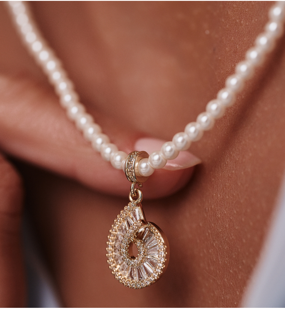 Naszyjnik z perełkami i zawieszką NPE0353