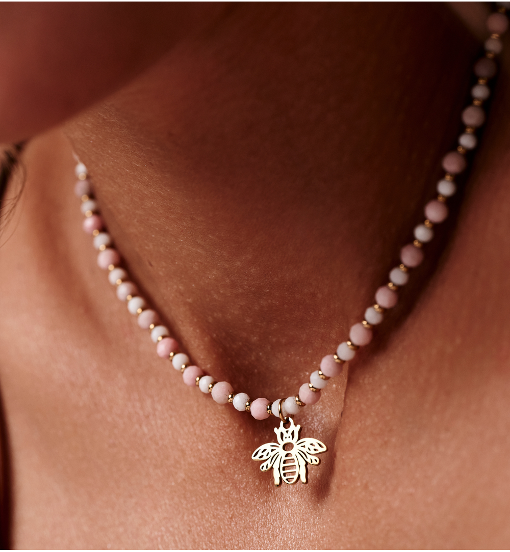Naszyjnik z różowego opalu z zawieszką pszczoły NTW1646