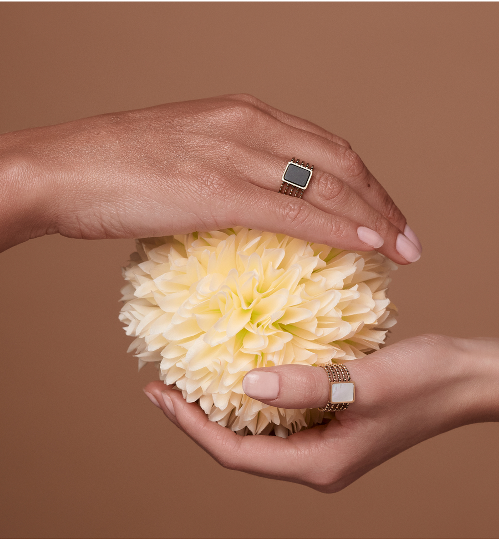 Pierścionek z czarnym agatem w złotej oprawie PSY0248