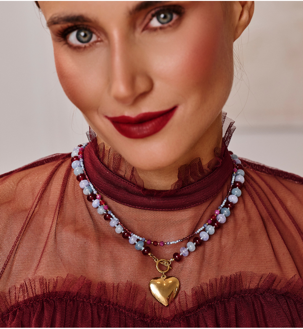 Naszyjnik z bordowych i błękitnych kamieni z pozłacanym sercem NPA1517