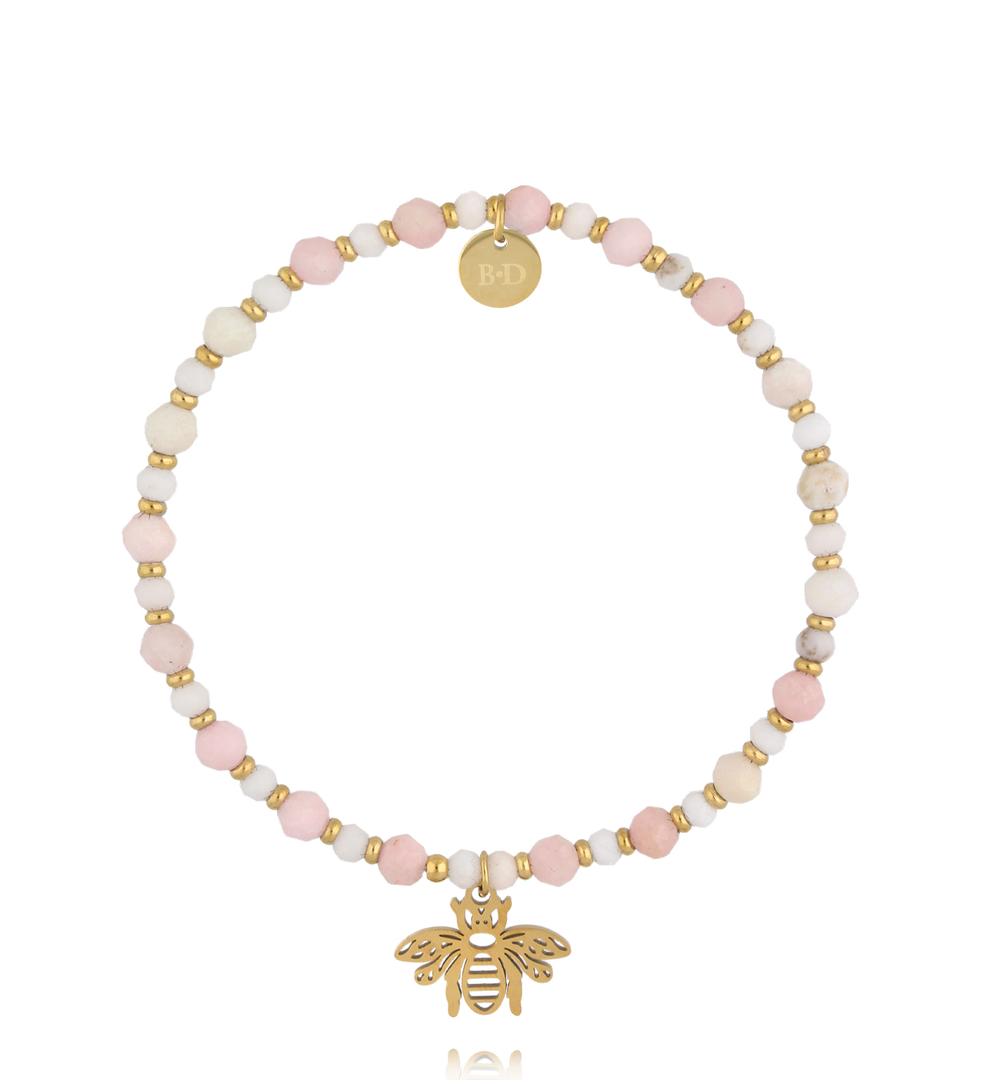 Bransoletka z różowego opalu z zawieszką pszczółki BTW3704