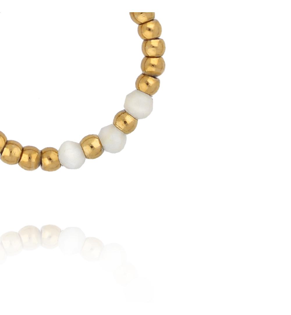 Pierścionek elastyczny ze złotych kuleczek z białą muszlą PTW0617