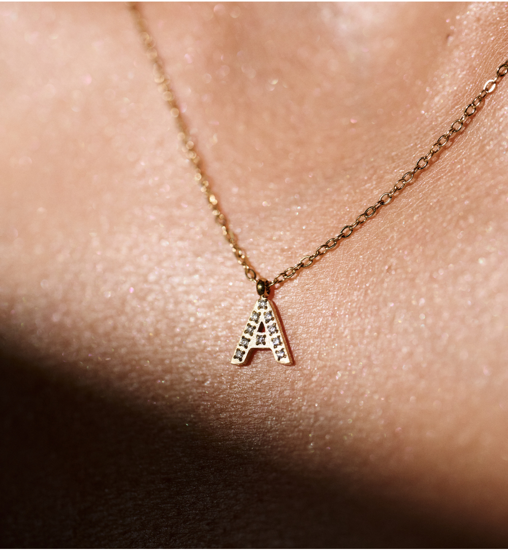 Naszyjnik z literką „A” wysadzaną cyrkoniami NSY0614