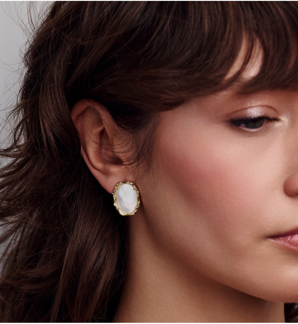 Kolczyki z masą perłową w złotej ozdobnej oprawie KSS2222